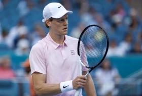 Siner lako sa Mikelsenom, Alkarazov tron se "drma"